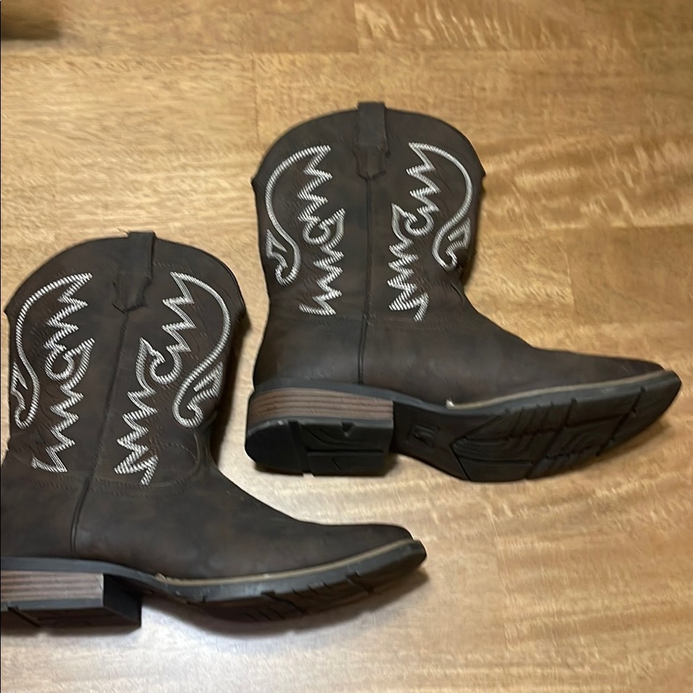 IUV Men’s Brown Western Cowboy Boots with White Stitching
